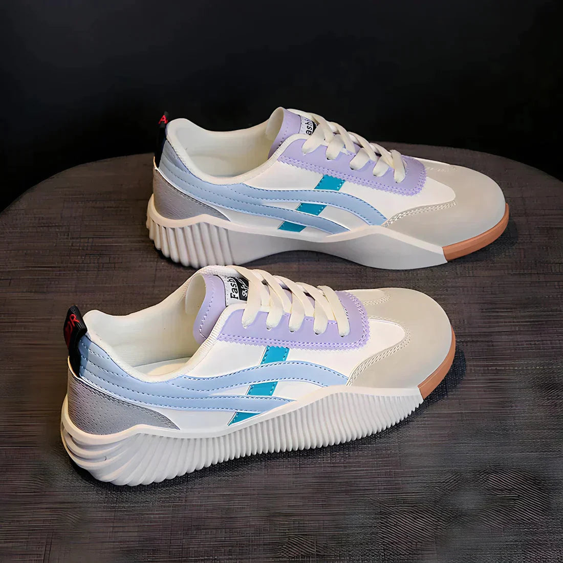 Zara | Retro Sneakers met Dynamische Strepen en Comfortabele Zool