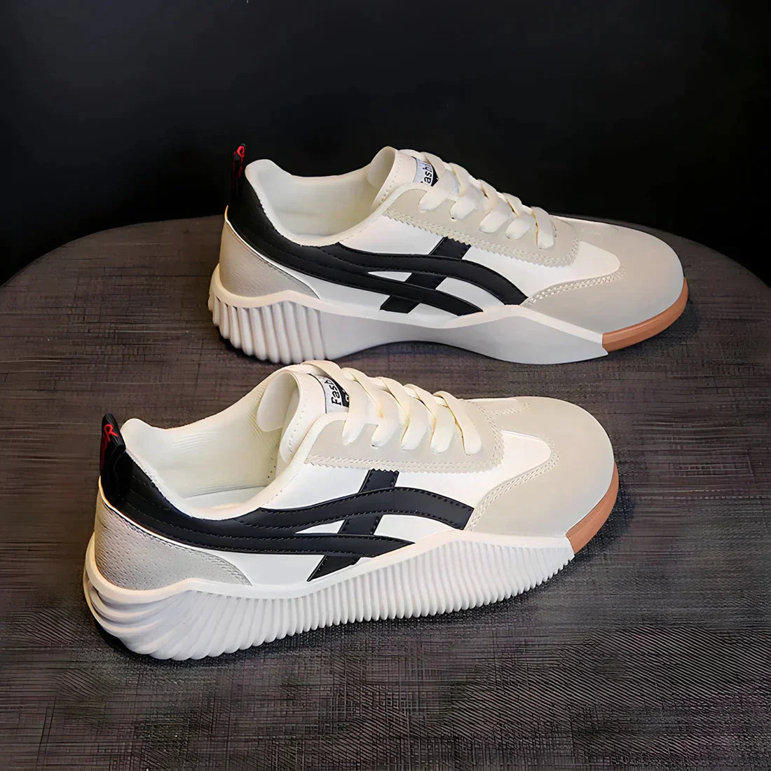 Zara | Retro Sneakers met Dynamische Strepen en Comfortabele Zool
