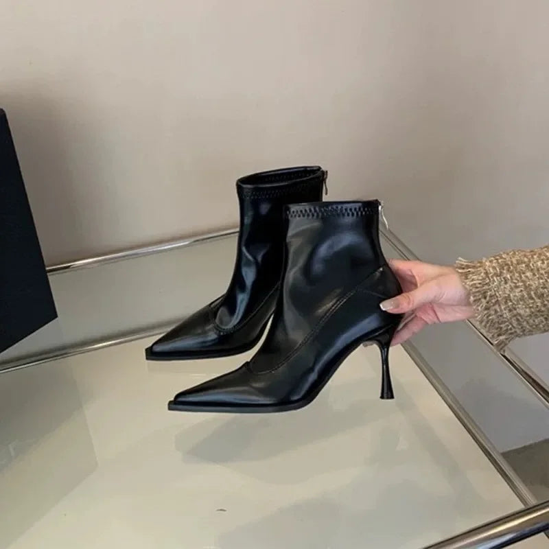 Lara | Luxe Lakleren Enkellaarsjes met Puntneus en Naaldhak