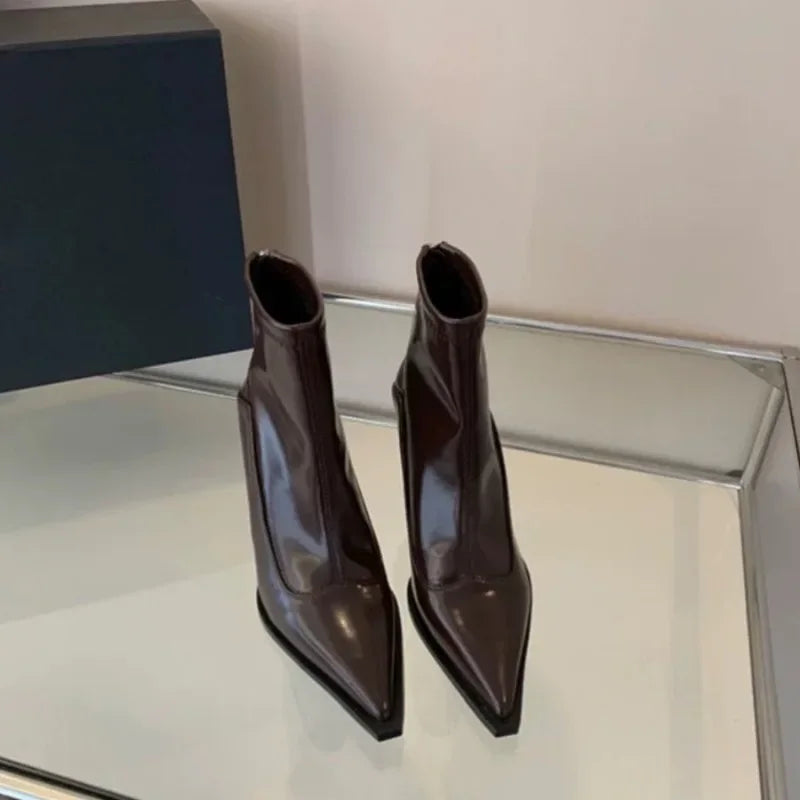 Lara | Luxe Lakleren Enkellaarsjes met Puntneus en Naaldhak