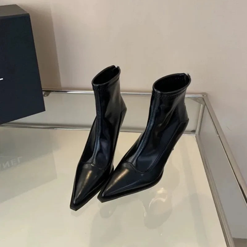 Lara | Luxe Lakleren Enkellaarsjes met Puntneus en Naaldhak
