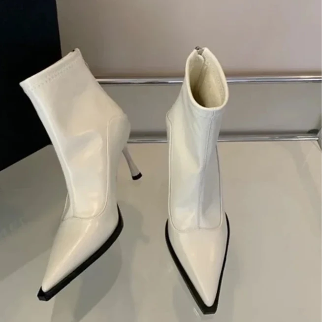 Lara | Luxe Lakleren Enkellaarsjes met Puntneus en Naaldhak