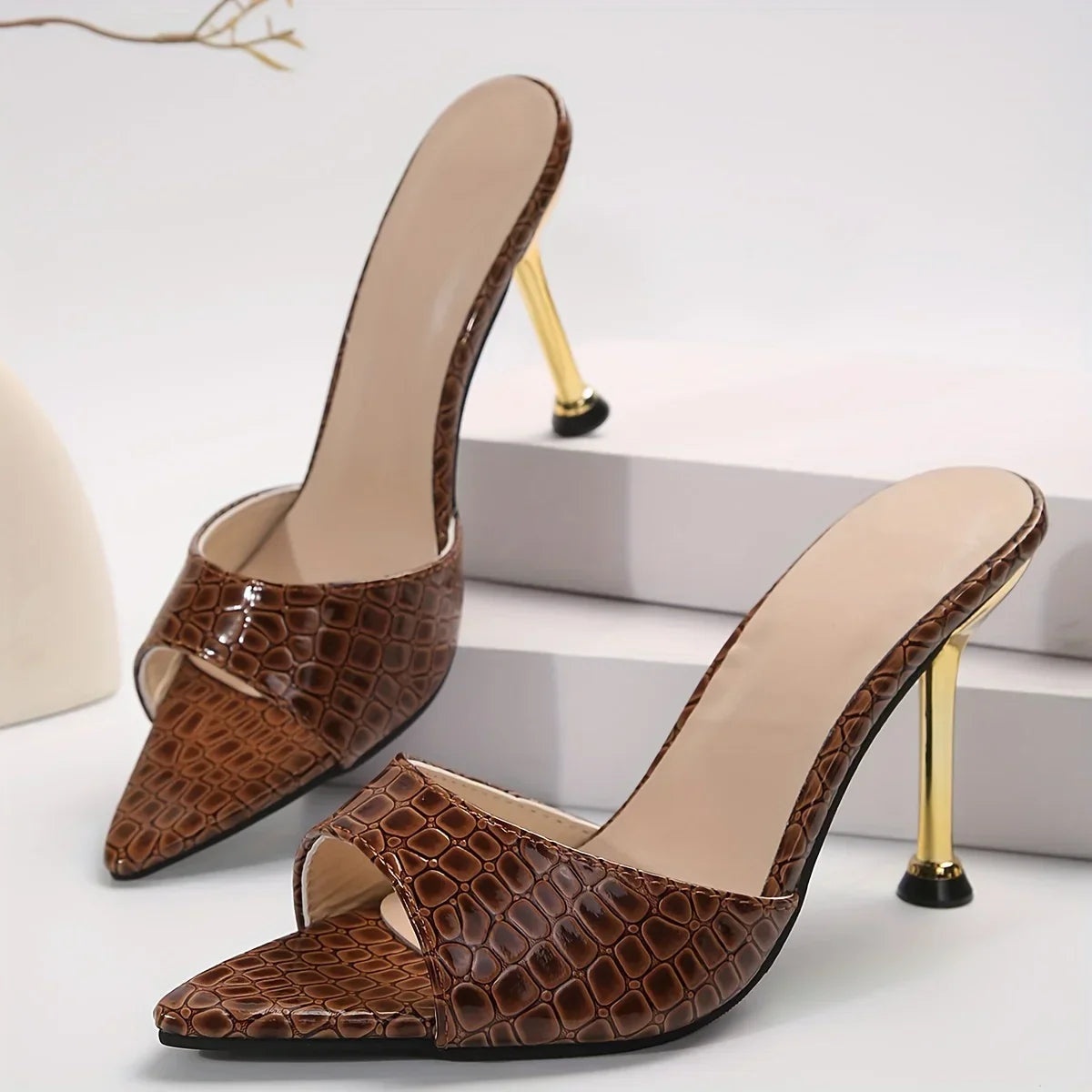 Sophia | Luxe Open Hakken met Croco-Textuur en Gouden Naaldhak